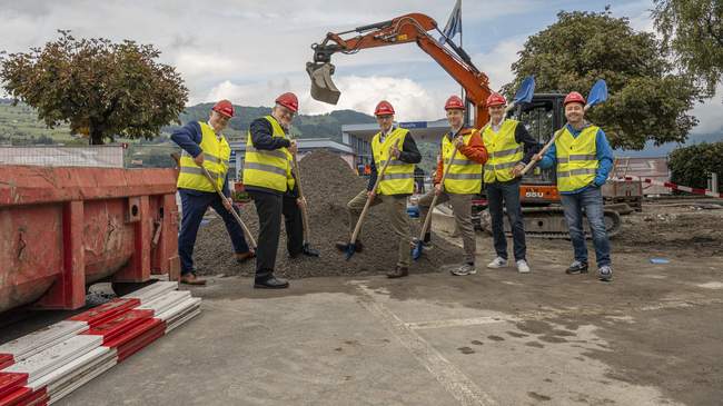 Aus Bauvorhaben wird Bau: Spatenstich beim Seewasser-Wärmeverbund in Buochs